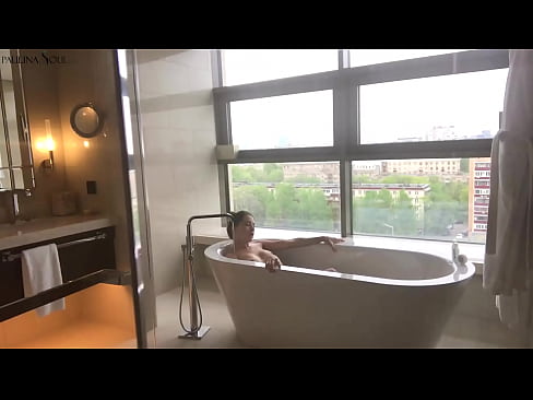 ❤️ Ogromna bejba strastno drka svojo pičko v kopalnici Fucking video na sl.vanalize.ru ️❤